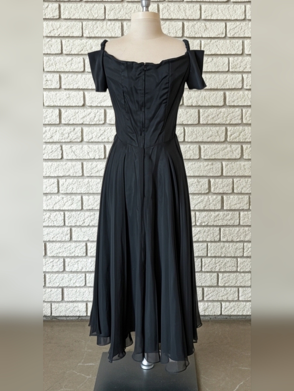 The Vintage Prom Dress. Elegant Black Off-Shoulder Evening Dress: Size 5/6 (S)